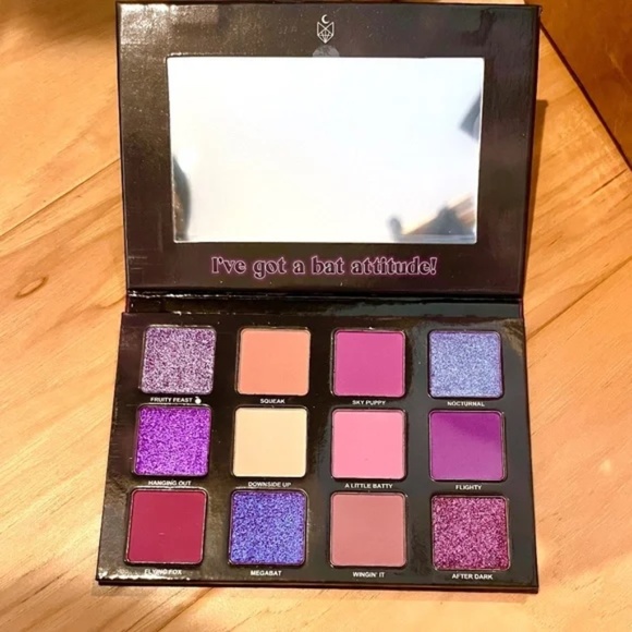 Menagerie Cosmetics "Flight Club" eyeshadow palette - Picture 1 of 10